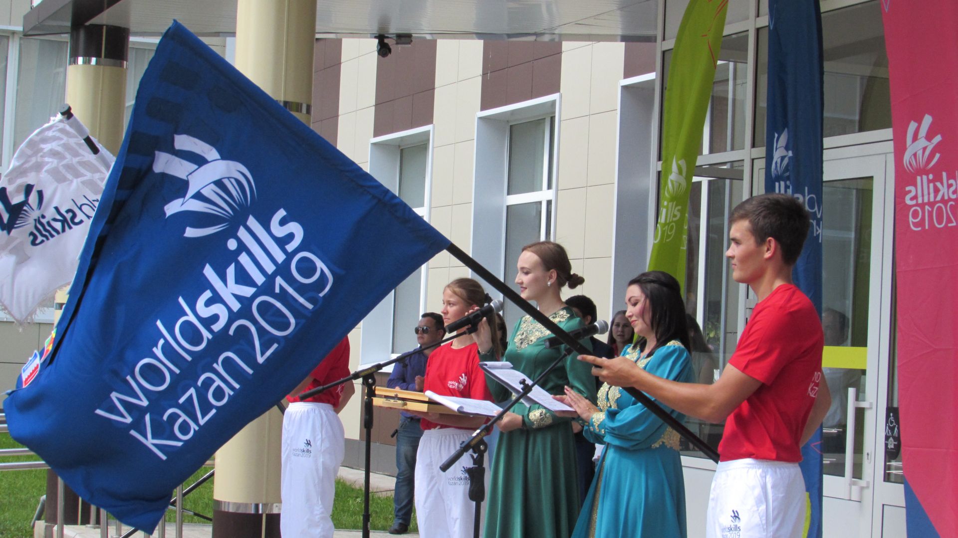 Әтнә  WorldSkills һәм WorldSkills Kazan 2019 әләмнәрен кабул итте - фоторепортаж