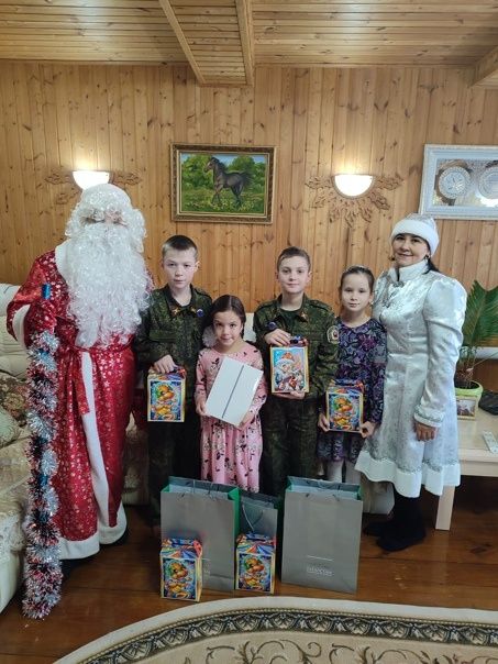 Әсхәт Сәфәровтан Аринага Кыш Бабай бүләге