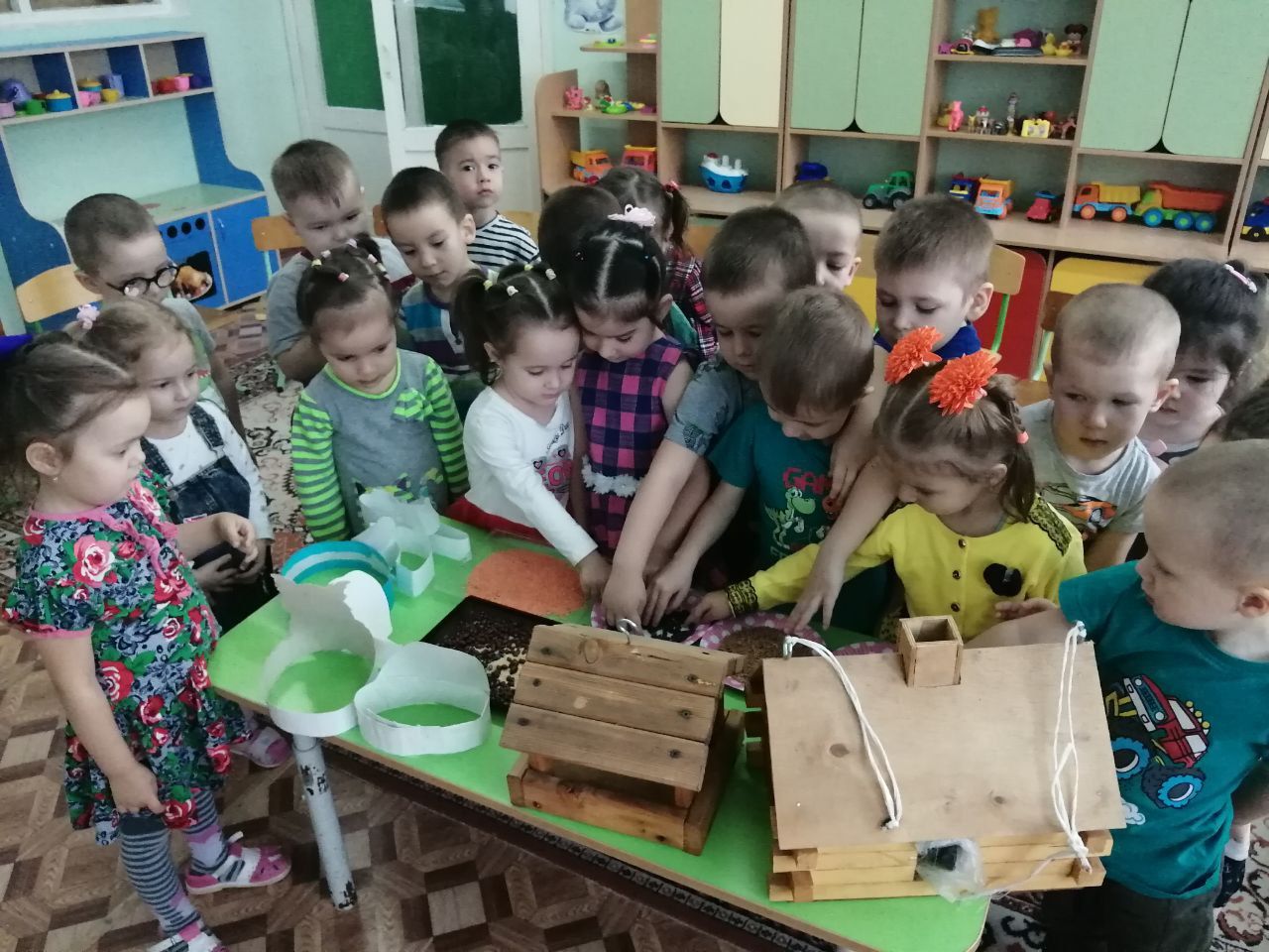 Олы Әтнә балалар бакчасында кошларга җимлекләр элделәр