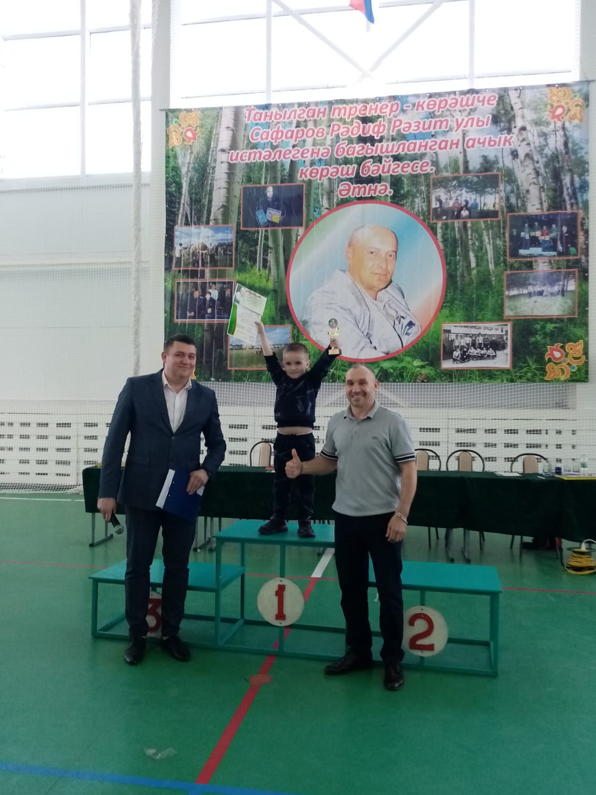 Әтнә кубокны үзендә калдырды