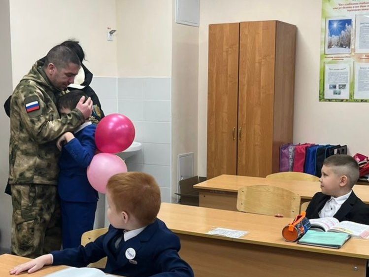 Махсус хәрби операциядән ялга кайткан Русланның әтисе улын күрергә мәктәпкә килде