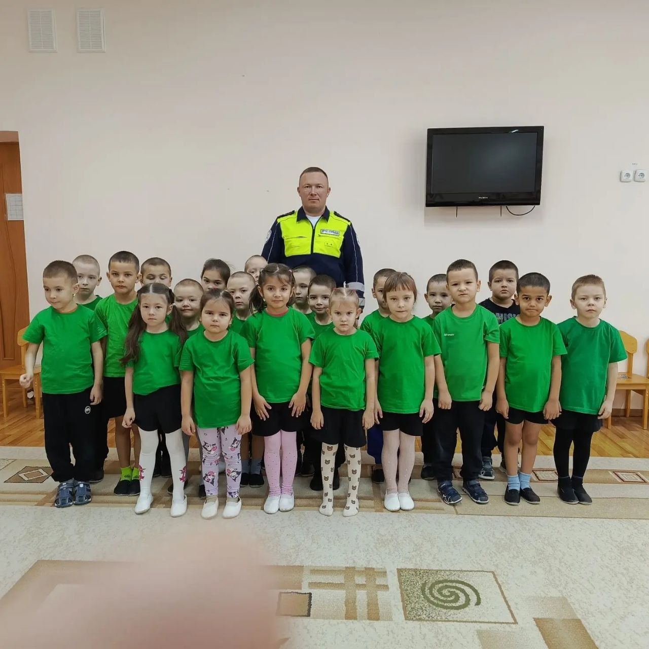 Әтнә балалар бакчасында районның юл иминлеге бүлекчәсе җитәкчесе Айнур Ямалиев белән очрашу булды