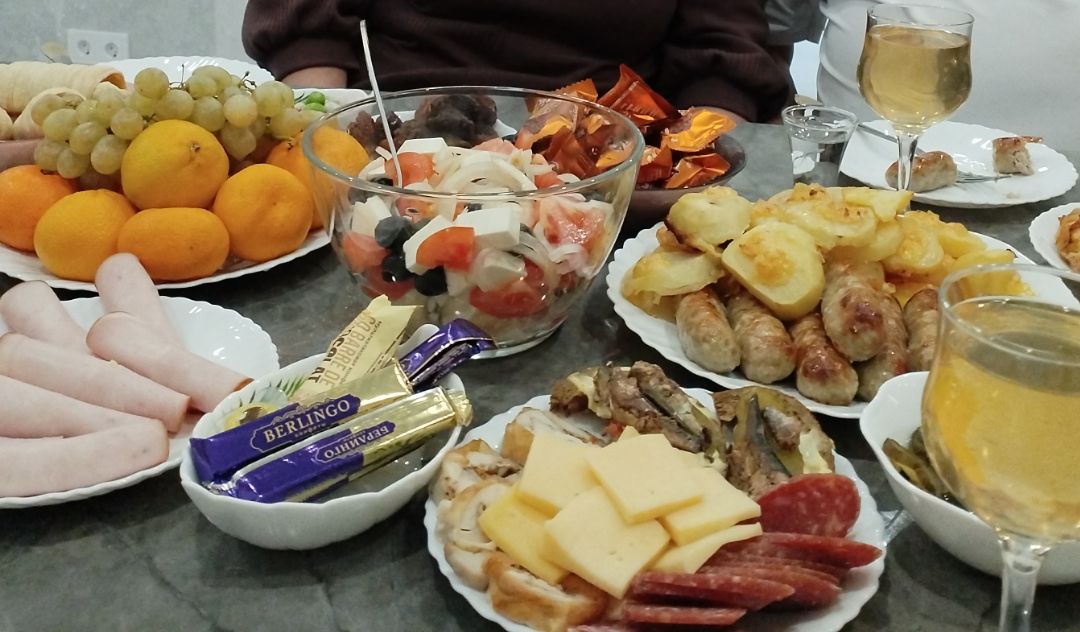 Диетолог бәйрәмнәрдә баллы ризыкны артык күп ашауның нәрсәгә китерәчәге турында сөйләде