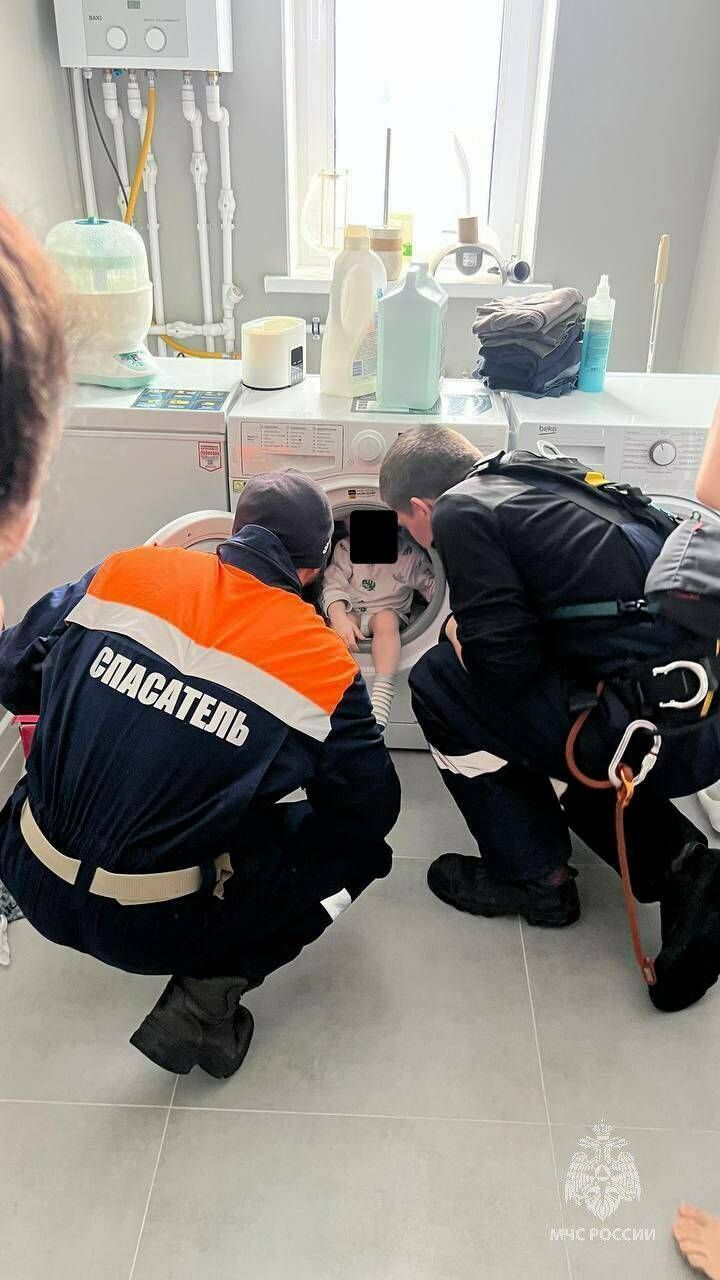 Татарстан коткаручылары кер юу машинасында кысылып калган ике яшьлек баланы чыгарганнар