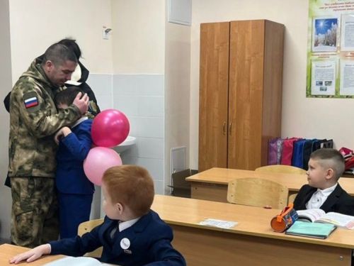Махсус хәрби операциядән ялга кайткан Русланның әтисе улын күрергә мәктәпкә килде