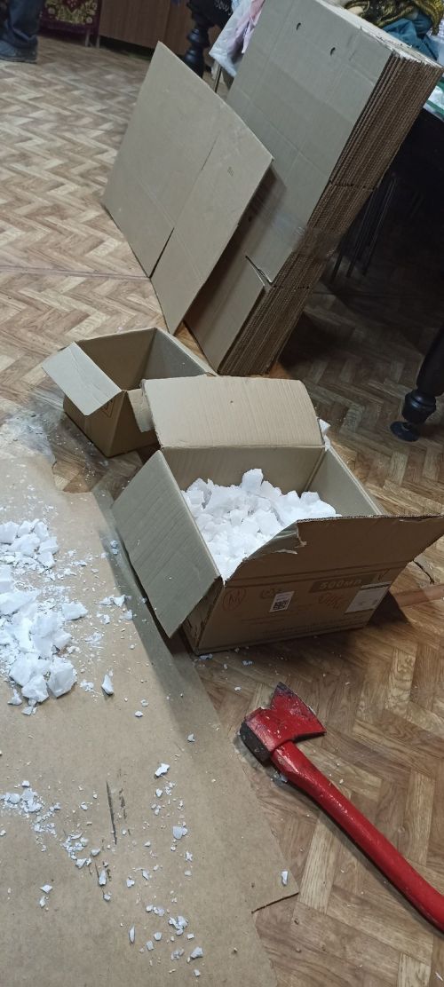 Ташчишмә авылы кешеләре махсус операция зонасындагыларга окоп шәме ясыйлар