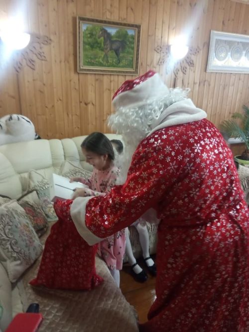 Әсхәт Сәфәровтан Аринага Кыш Бабай бүләге