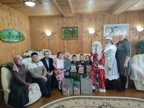 Әсхәт Сәфәровтан Аринага Кыш Бабай бүләге
