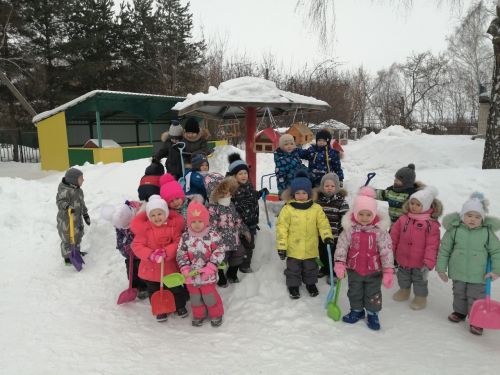 Олы Әтнә балалар бакчасында кошларга җимлекләр элделәр