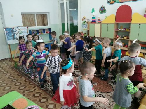 Олы Әтнә балалар бакчасында кошларга җимлекләр элделәр