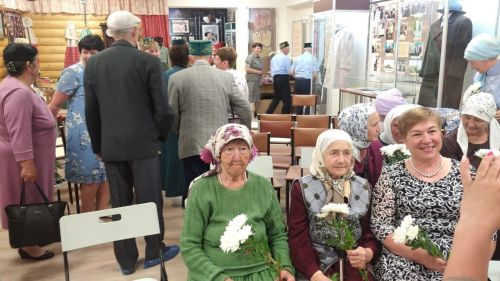 Очраштылар, сөйләштеләр, истәлекләре белән бүлештеләр