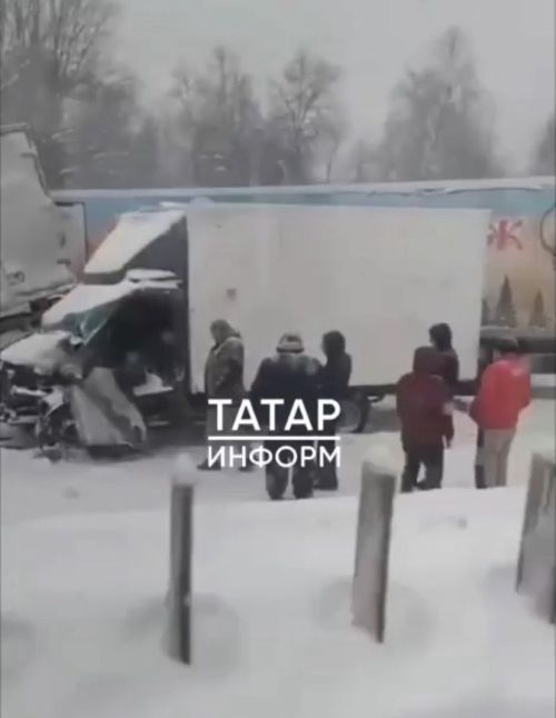 Татарстанда М7 трассасында берничә машина бәрелешкән, бер кеше зыян күргән