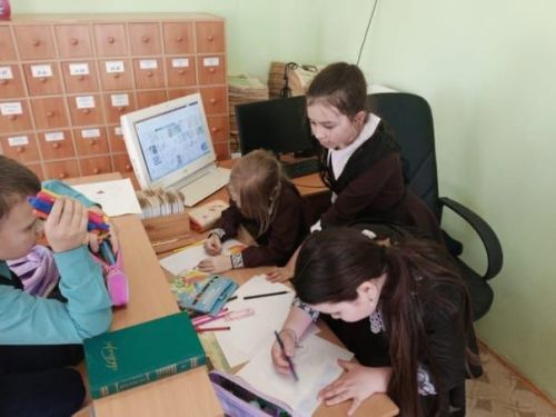 Бәрәзә авылы китапханәсендә «Уйланып табылган планета» дигән рәсем конкурсы үтте