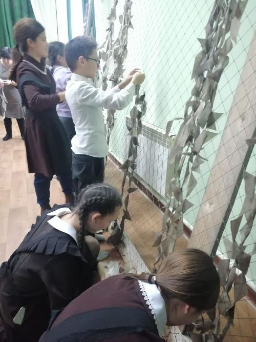 Сибгат Хәким исемендәге Күлле Киме мәктәбе укучылары маскировка сеткалары үрделәр