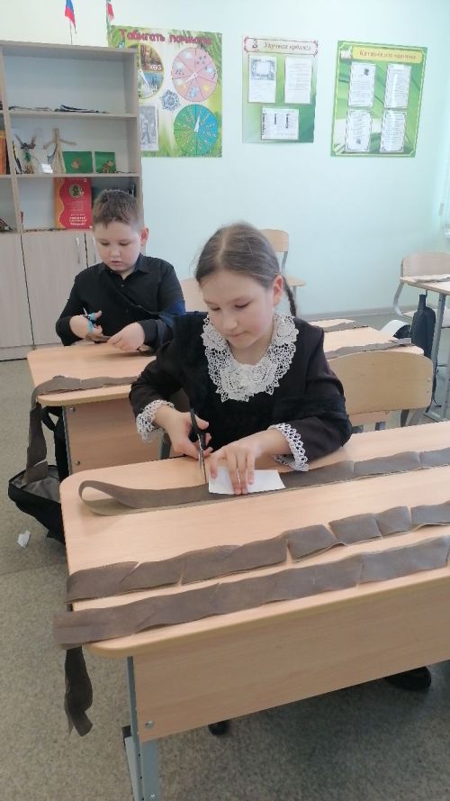 Сибгат Хәким исемендәге Күлле Киме мәктәбе укучылары маскировка сеткалары үрделәр