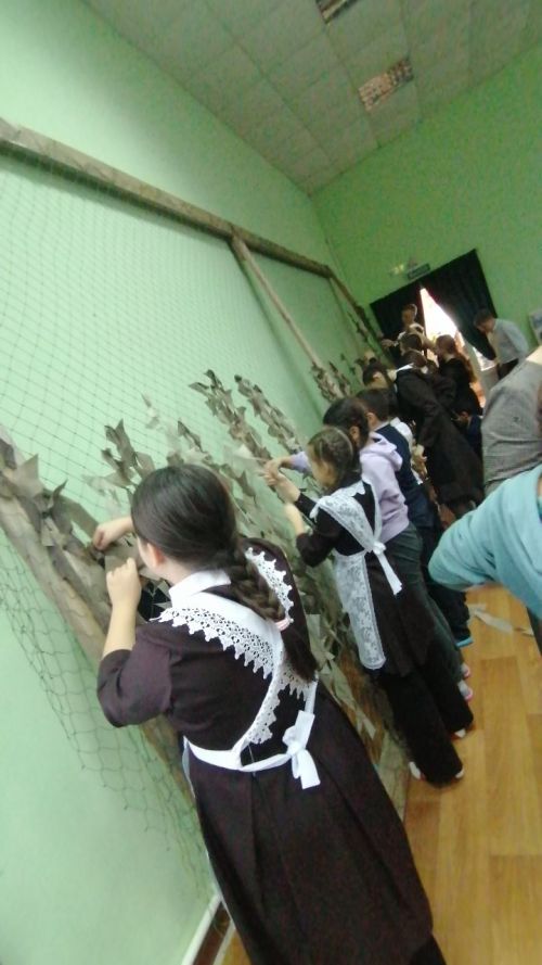 Сибгат Хәким исемендәге Күлле Киме мәктәбе укучылары маскировка сеткалары үрделәр