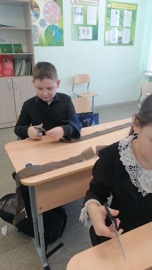 Сибгат Хәким исемендәге Күлле Киме мәктәбе укучылары маскировка сеткалары үрделәр