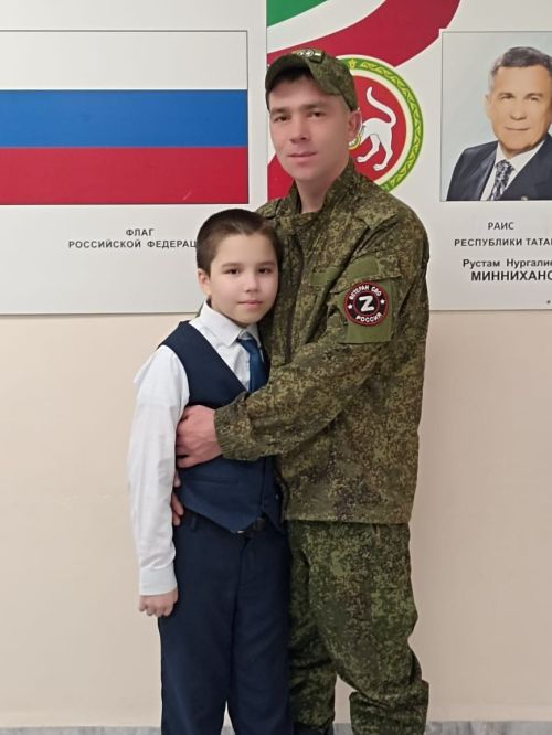 Махсус хәрби операциядән ялга кайткан Русланның әтисе улын күрергә мәктәпкә килде