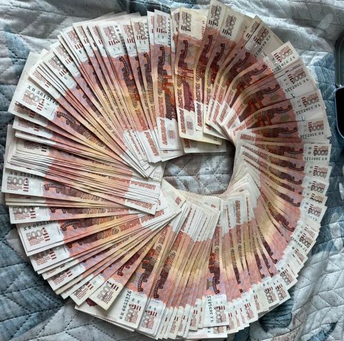 Казанда мошенниклар алдаган хатын-кызның 300 мең сумын килеп алган курьерны тоткарладылар