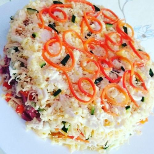 Яңа ел өстәленә туклыклы, катламлы салат