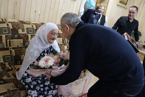 Олы Мәңгәр авылында яшәүче Фәрваз апа Хакимуллинаның 100 яшьлек юбилее