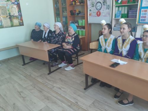 Иске Өҗем мәктәбендә «Мин һәм минем әбием» исемле бәйрәм чарасы узды