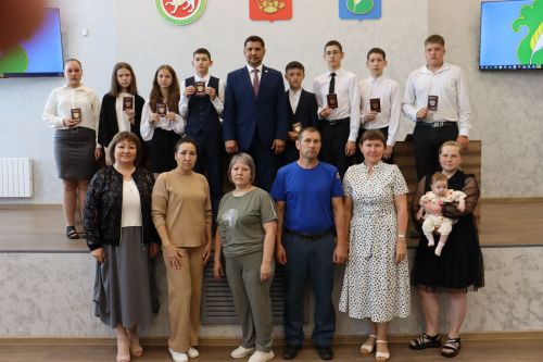 Әтнә егет-кызларына Россия паспортлары тапшырылды