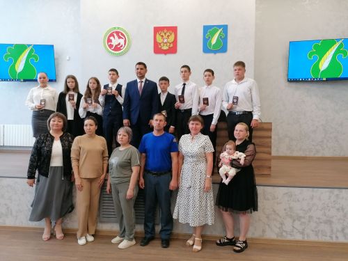Әтнә егет-кызларына Россия паспортлары тапшырылды