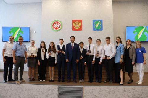 Әтнә егет-кызларына Россия паспортлары тапшырылды