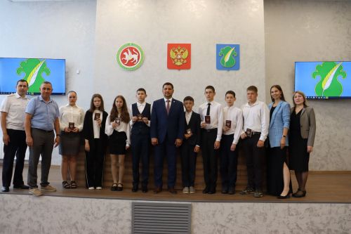 Әтнә егет-кызларына Россия паспортлары тапшырылды