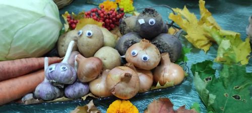 Җәйнең яшел күлмәгенә көз мәрҗән кыеп чигә...