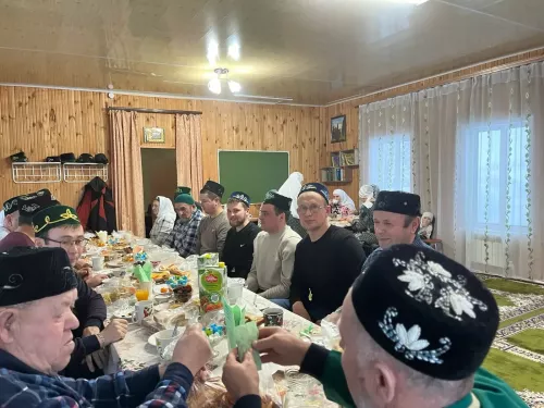 Әйшияз авылы яшьләре хәрби Ренат Сабиров рухына мәчеттә Коръән укып искә алдылар