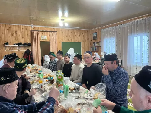 Әйшияз авылы яшьләре хәрби Ренат Сабиров рухына мәчеттә Коръән укып искә алдылар
