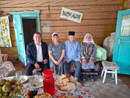 Мөндеш авылында яшәүче Рәфкать абый Галиәхмәтов 95 яшьлек юбилеен каршы алды