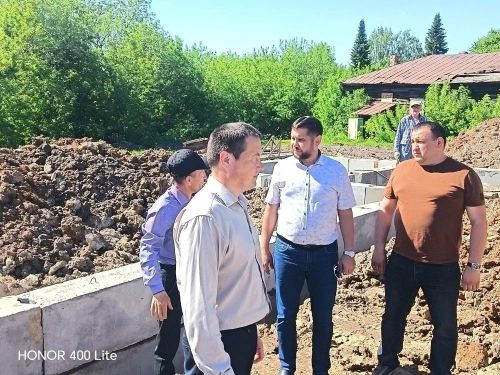 Арыда күпфункцияле үзәк төзелеше бара