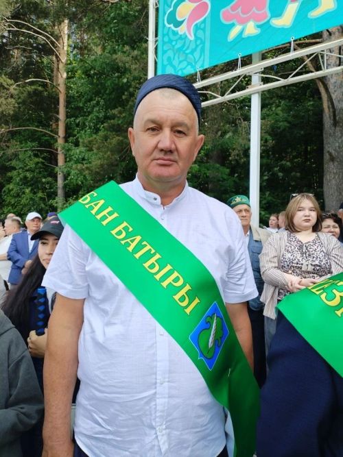 Мәктәпне тәмамлауга тракторга утыра