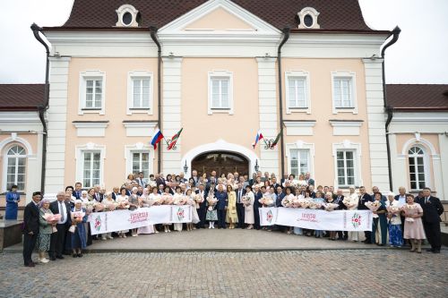 Әтнәдән Баязитовлар гаиләсе Рөстәм Миңнеханов кулыннан «Ана даны» медале алдылар