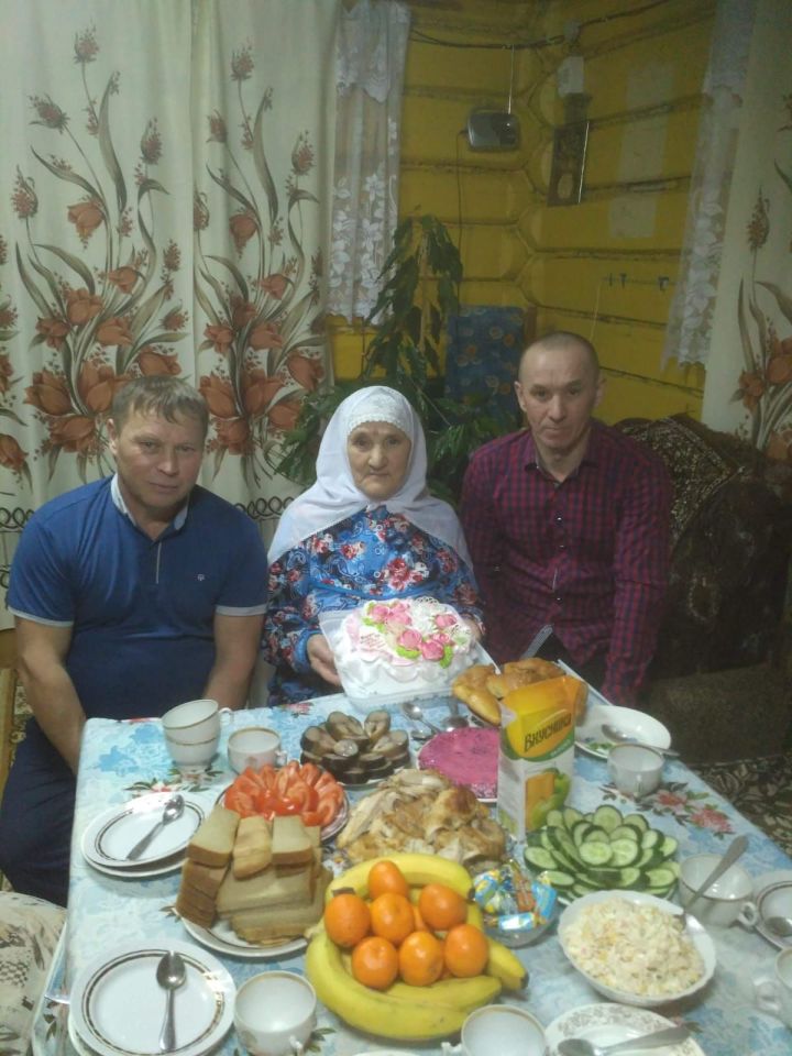 Әйшияз авылында яшәүче безнең өчен кадерле булган әниебез Гәрәева Наҗия Сафиулла кызының 1 февральдә туган көне.
