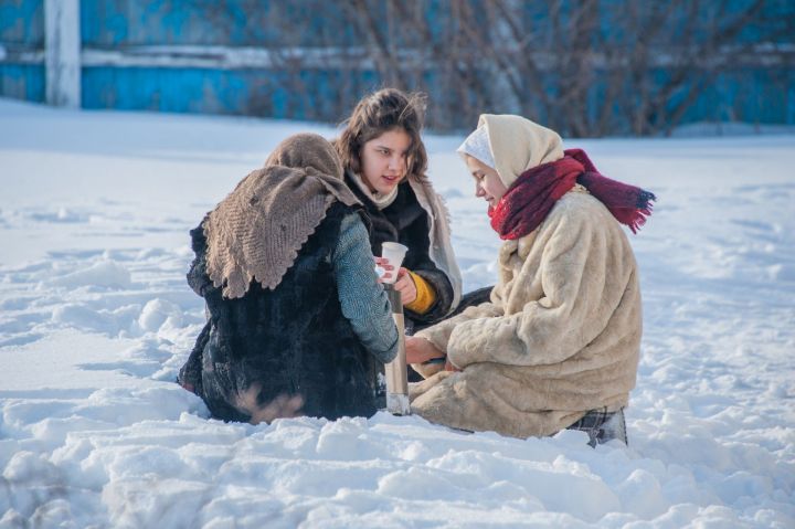 "7 часов с детьми на морозе! Герои в мирное время!" - "Мин сине сагынам" фильмын төшерүчеләрнең Әтнә халкына бәясе