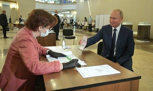 Владимир Путин Россия Конституциясенә төзәтмәләр кертү буенча тавыш бирде