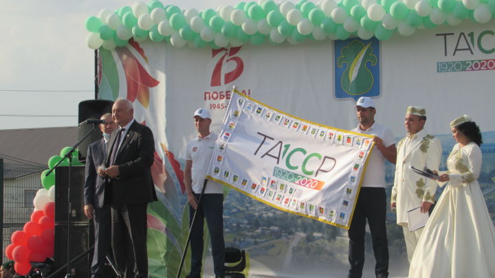 Әтнәләр ТАССРның 100 еллыгы флагын кабул итте (фотоларда)