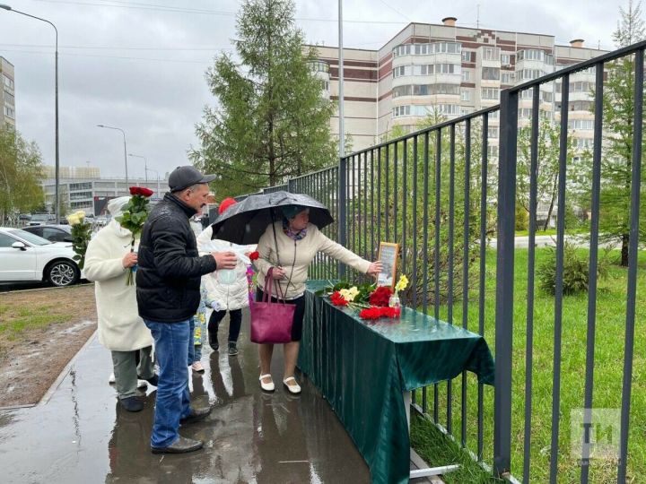 Атыш вакытында һәлак булган балаларның әти-әниләре чәчәк кую өчен гимназиягә килде