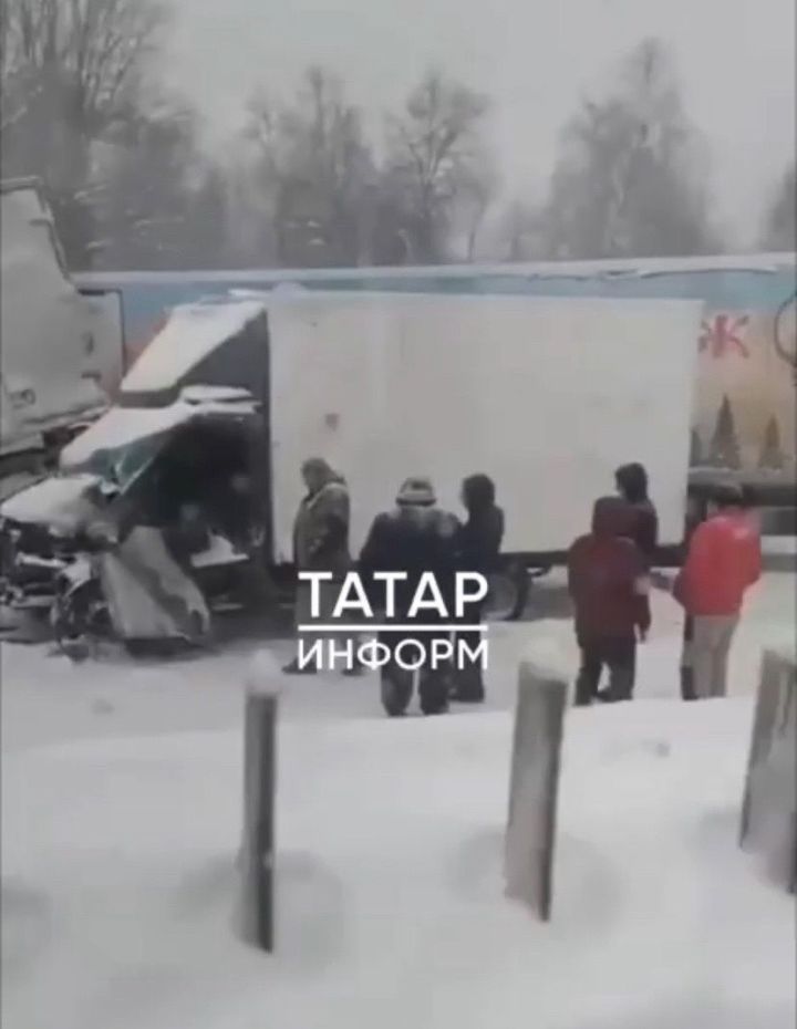 Татарстанда М7 трассасында берничә машина бәрелешкән, бер кеше зыян күргән