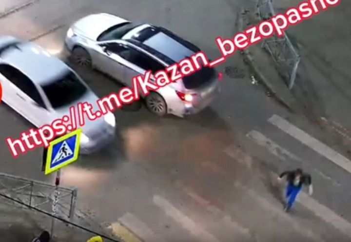 Казанда машина йөртүче 11 яшьлек укучыны бәрдерә һәм авария урыныннан кача