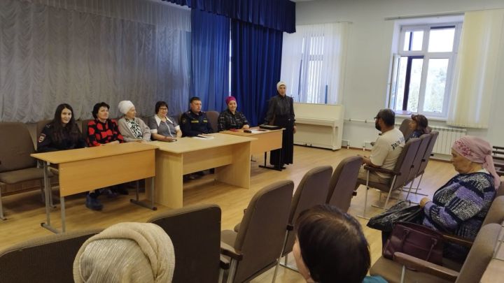Опекун һәм тәрбиягә бала алучы гаиләләр белән «Түгәрәк өстәл»