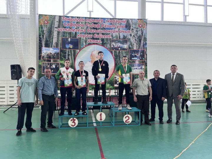 “Ул чемпионнар тәрбияләде” - Рәдиф Сәфәров истәлегенә көрәш бәйгесе узды