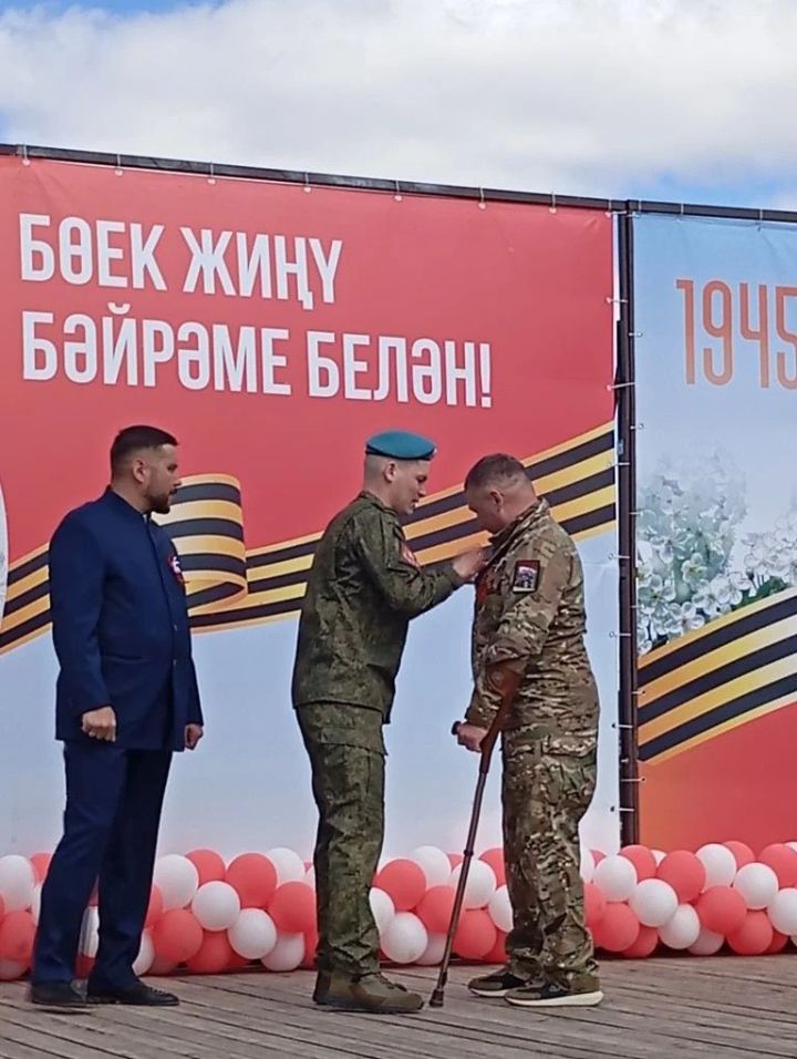 Җиңү мәйданында Әтнәләрне бүләкләделәр