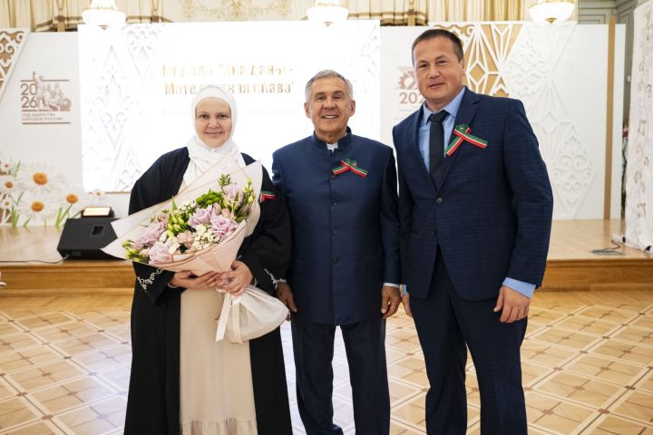 Әтнәдән Баязитовлар гаиләсе Рөстәм Миңнеханов кулыннан «Ана даны» медале алдылар