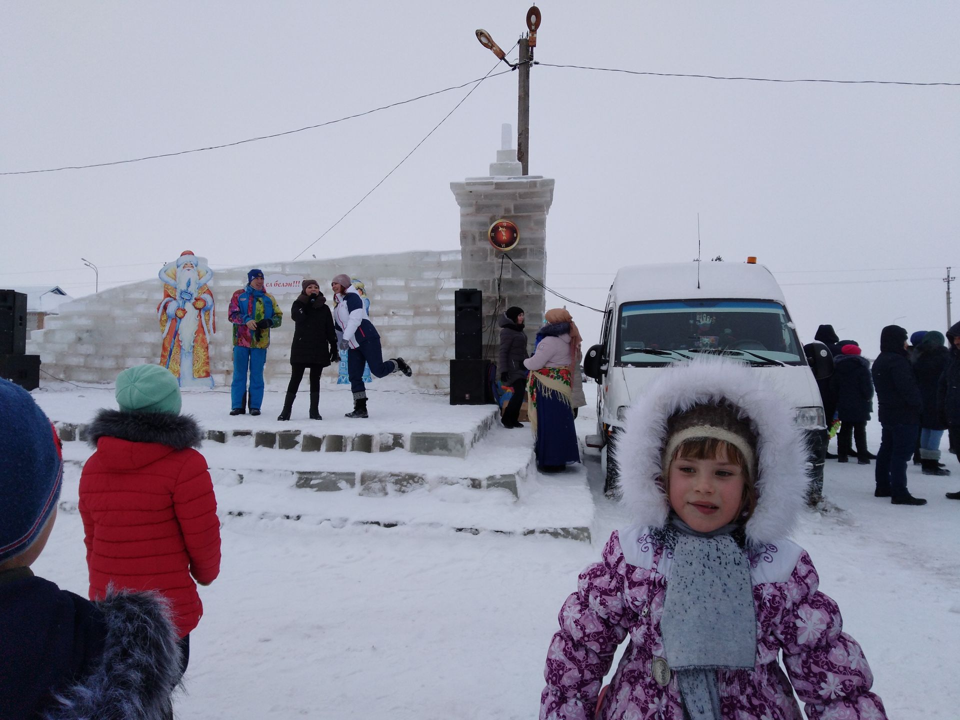 Балалар Яңа ел каршылый - фоторепортаж