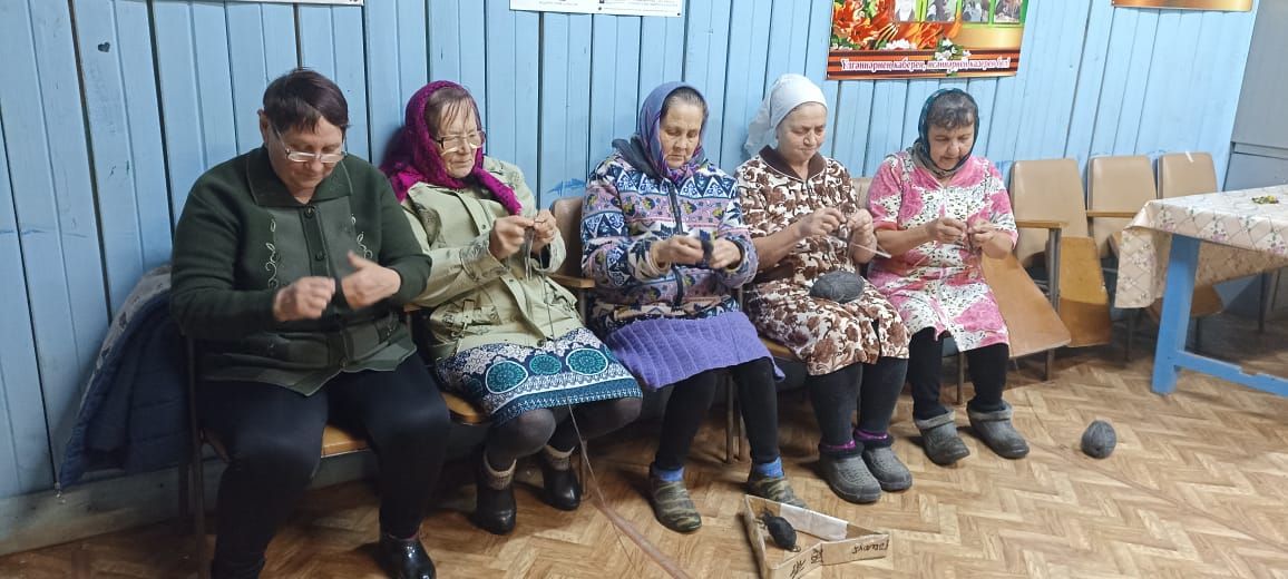 Ташчишмә авыл халкы иң беренчеләрдән булып җылы оекбашлар бәйли башладылар